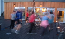 Dansað í kringum jólatréð