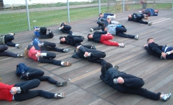 Hópurinn að teygja á útipallinum.