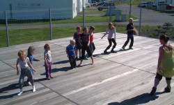 Gerður að dansa með krökkunum síðasta fimmtudag