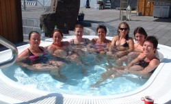 Sætar í pottinum á laugardag