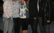 Abba glöð eftir velheppnaða upptöku með Susanne, Jackie Mills, sjúkraþjálfaranum og Philip Mills eig…