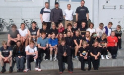 Hópurinn ásamt þjálfurum og hlauparanum Birni Margeirssyni