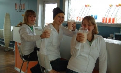 Stelpurnar í hettupeysunum með skyrdrykk.