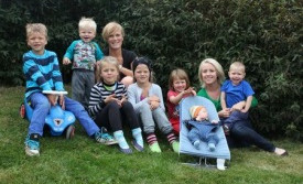 Guðrún og Elma með börnin sín sjö.