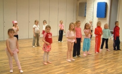 Stelpur að æfa dans fyrir jólasýningu dansskólans Point.