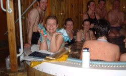 Edda með bikiníbaðfötin sem hópurinn gaf henni.